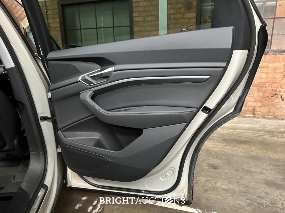 Audi e-tron 55 quattro Business edition Plus 95 kWh 408pk 2020 (Origineel-NL+1e eigenaar), K-706-KJ