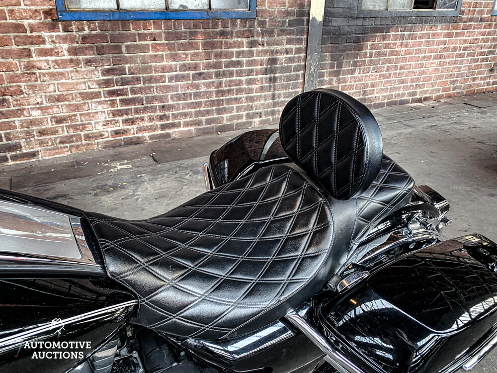 2014 Harley Davidson Road King FLHR Cruiser.