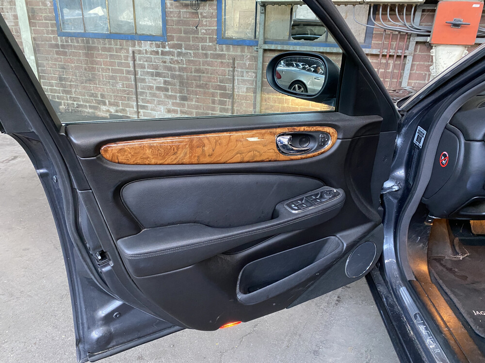 Jaguar XJ3.5 V8 Executive 258 PS 2003 -Orig. NL-, 98-LS-SN.