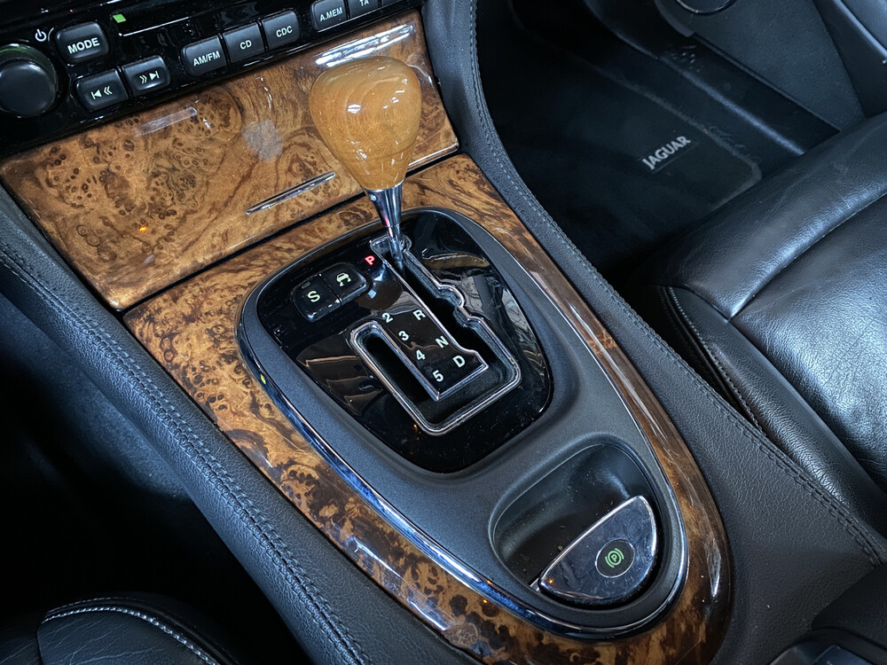 Jaguar XJ3.5 V8 Executive 258 PS 2003 -Orig. NL-, 98-LS-SN.