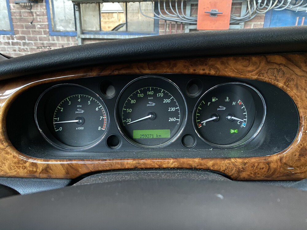 Jaguar XJ3.5 V8 Executive 258 PS 2003 -Orig. NL-, 98-LS-SN.