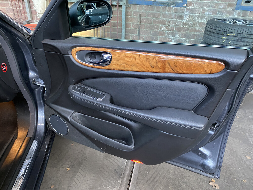 Jaguar XJ3.5 V8 Executive 258 PS 2003 -Orig. NL-, 98-LS-SN.