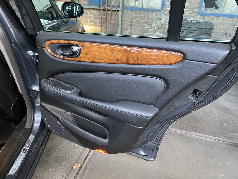 Jaguar XJ3.5 V8 Executive 258 PS 2003 -Orig. NL-, 98-LS-SN.