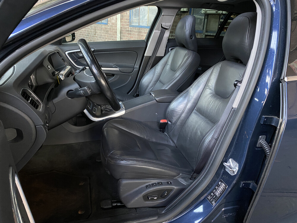 Volvo V60 D6 AWD Plug-In Hybrid Summen 215PS 2013 -Orig NL-, 4-SKK-23