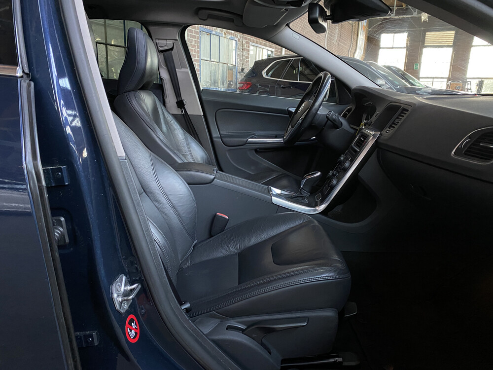 Volvo V60 D6 AWD Plug-In Hybrid Summen 215PS 2013 -Orig NL-, 4-SKK-23