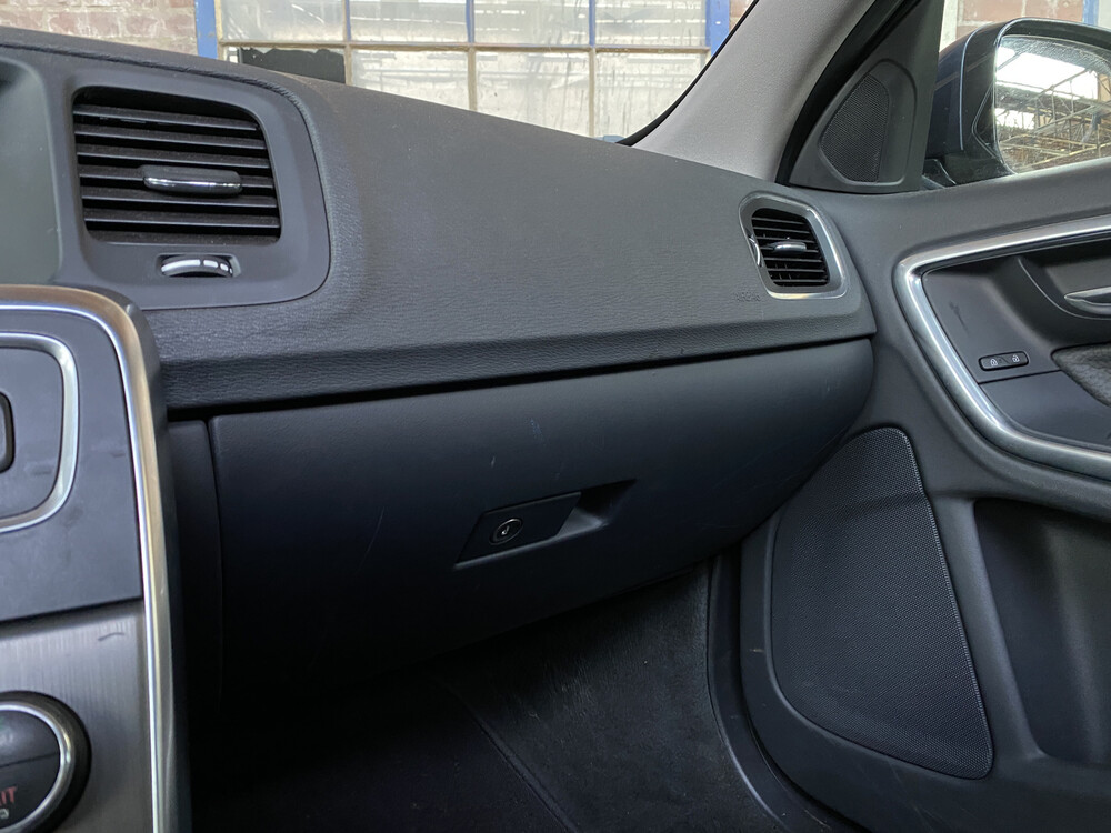 Volvo V60 D6 AWD Plug-In Hybrid Summen 215PS 2013 -Orig NL-, 4-SKK-23