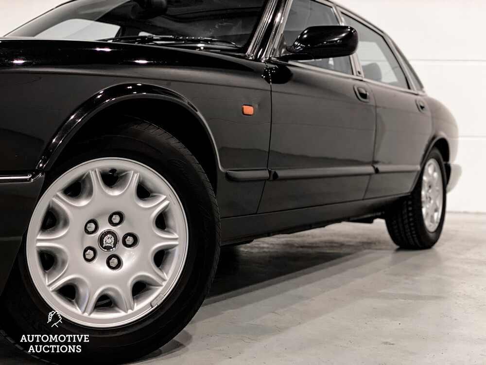Jaguar XJ 3.2 V8 Executive 237hp 2002, 41-ZKN-1