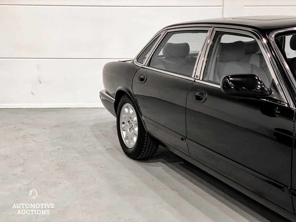 Jaguar XJ 3.2 V8 Executive 237hp 2002, 41-ZKN-1