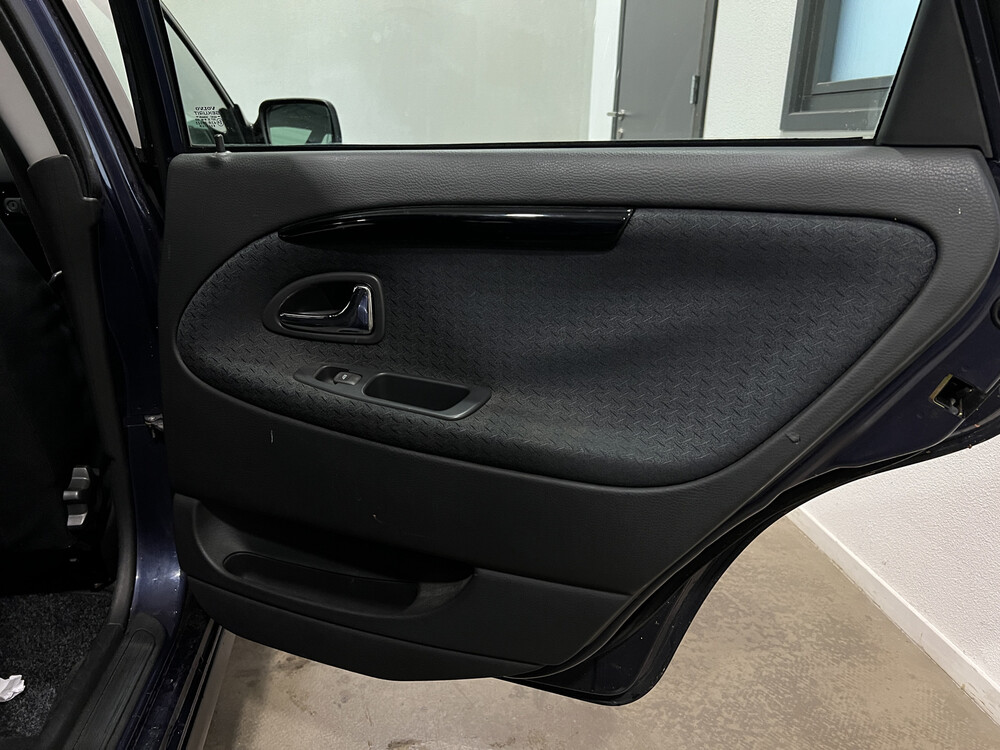 Volvo V40 Europa 136PS 2003 -Orig. NL-, 16-LR-RP.