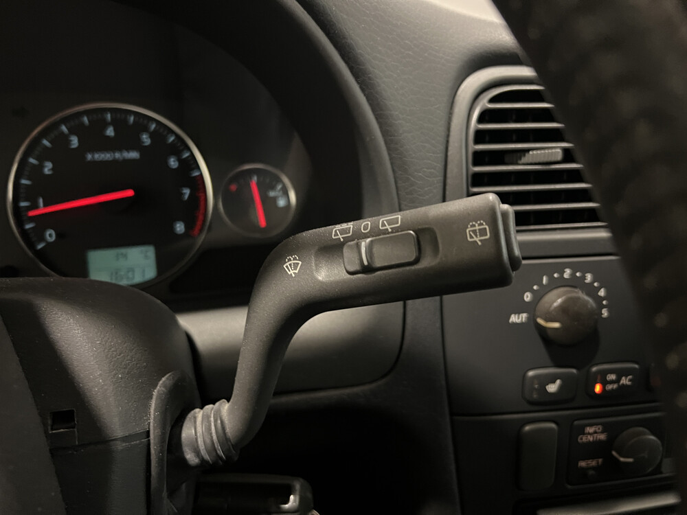 Volvo V40 Europa 136PS 2003 -Orig. NL-, 16-LR-RP.