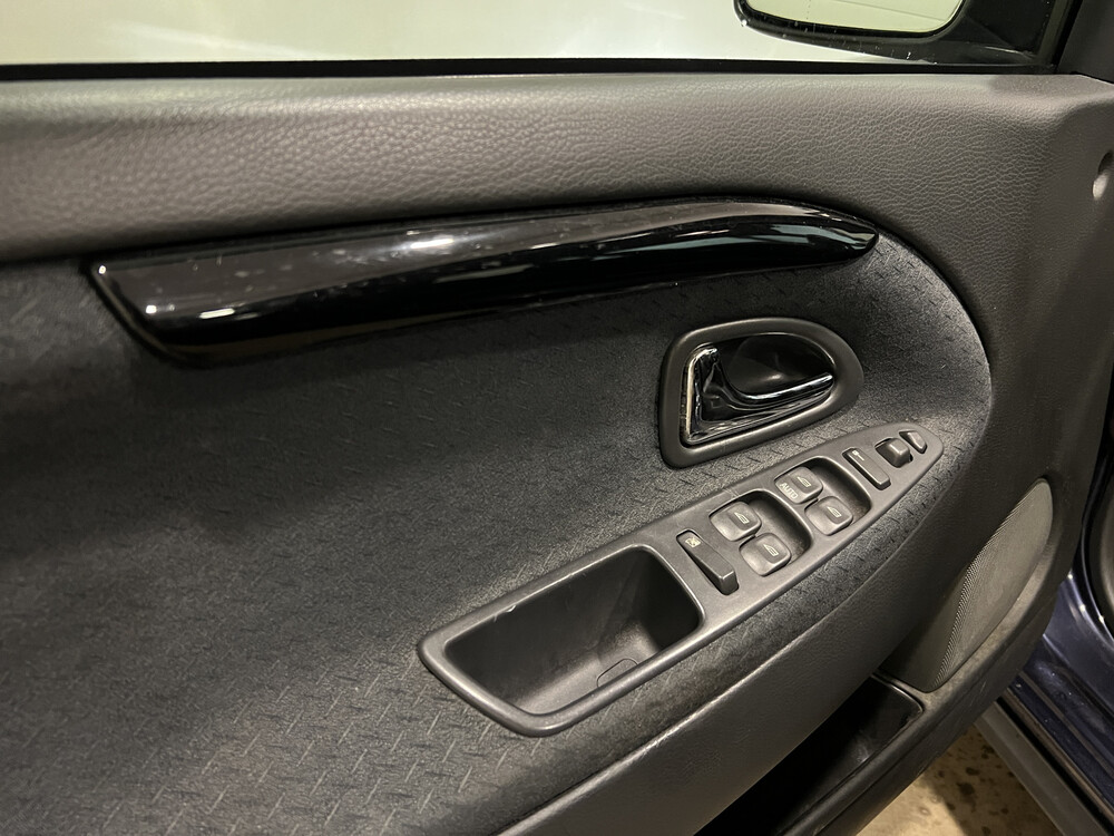 Volvo V40 Europa 136PS 2003 -Orig. NL-, 16-LR-RP.