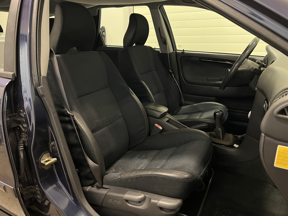 Volvo V40 Europa 136PS 2003 -Orig. NL-, 16-LR-RP.