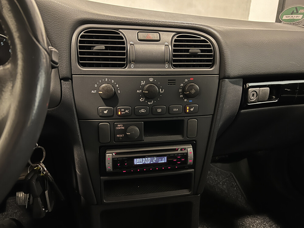 Volvo V40 Europa 136PS 2003 -Orig. NL-, 16-LR-RP.