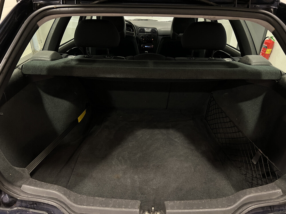 Volvo V40 Europa 136PS 2003 -Orig. NL-, 16-LR-RP.