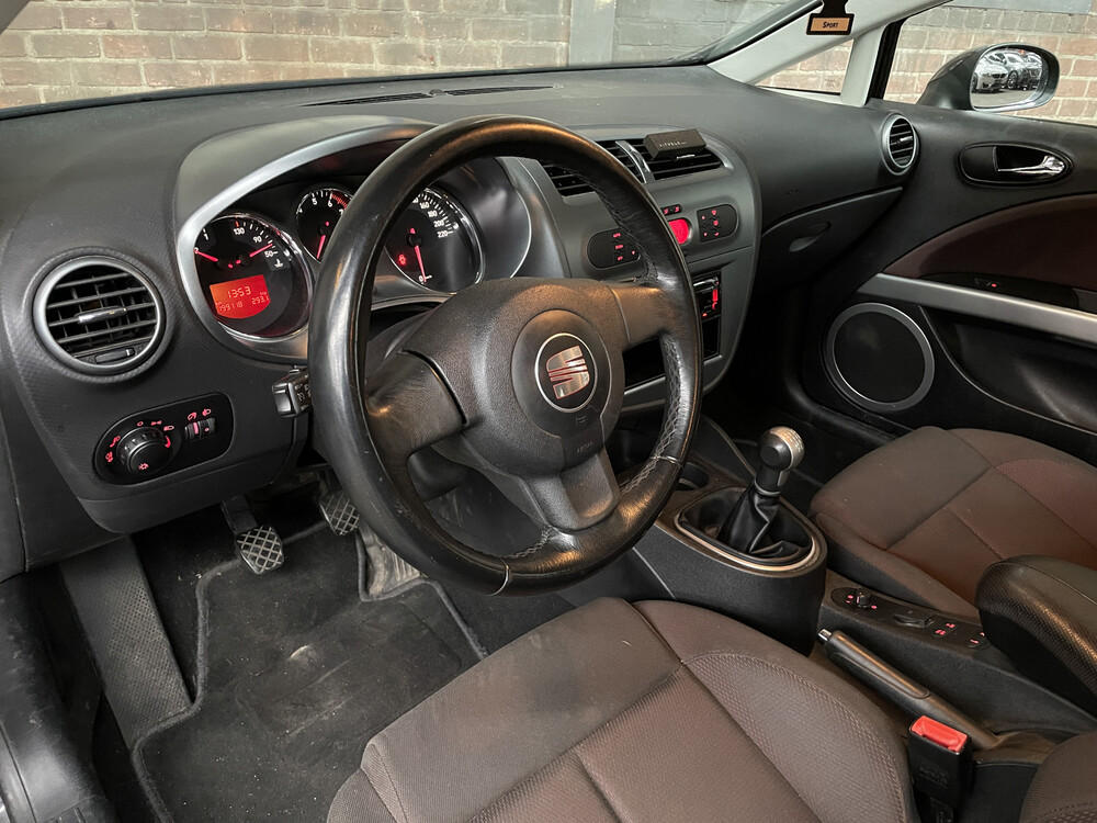 Seat Leon Stylance 102hp 2006 -Orig. NL-, 17-SJ-KK