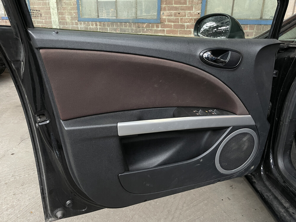 Seat Leon Stylance 102hp 2006 -Orig. NL-, 17-SJ-KK