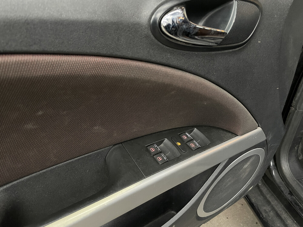 Seat Leon Stylance 102hp 2006 -Orig. NL-, 17-SJ-KK