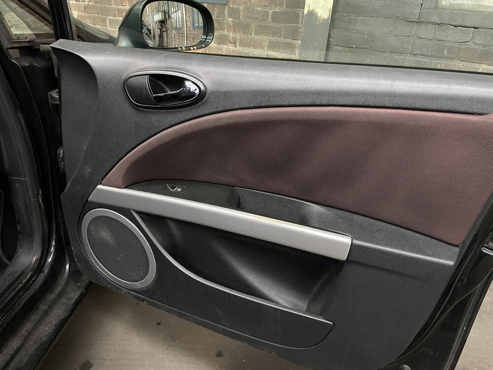 Seat Leon Stylance 102hp 2006 -Orig. NL-, 17-SJ-KK