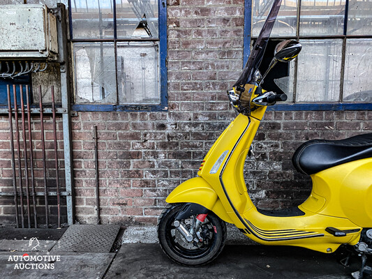 Piaggio Vespa Sprint 4T Notte Yellow Moustache Scooter Exclusive Color 2019, DSK-91-J.