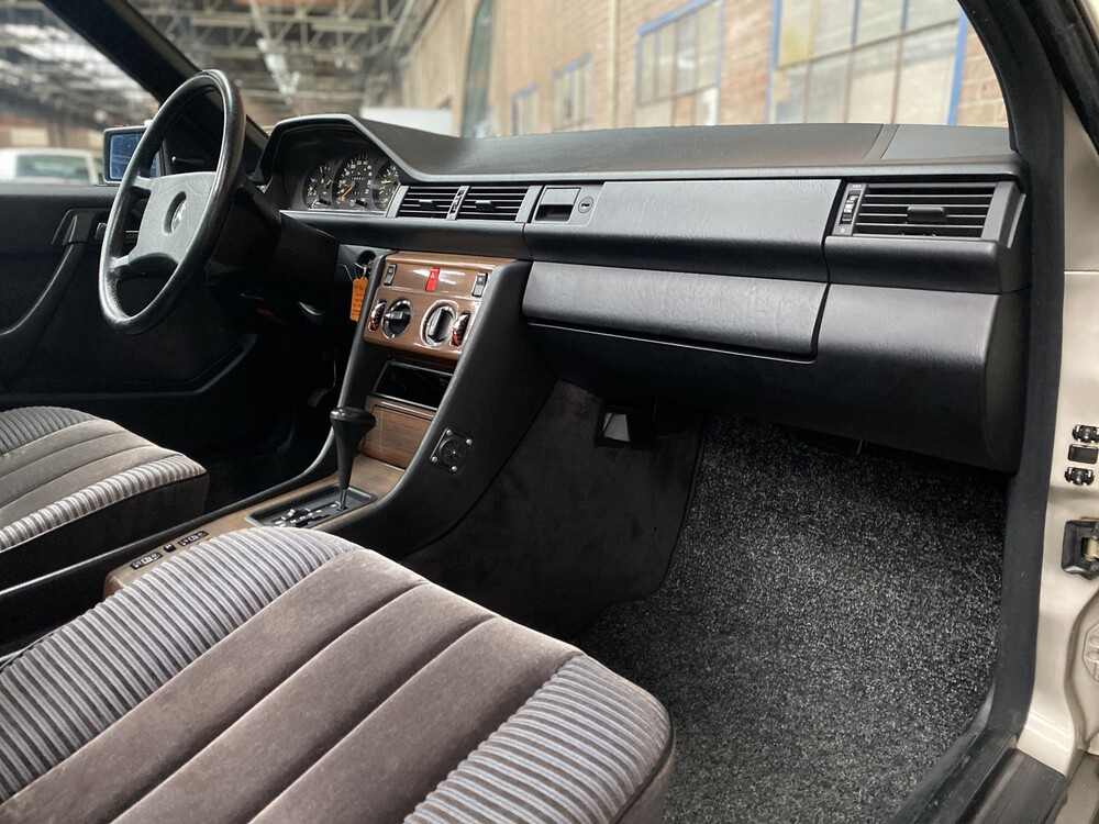 Mercedes-Benz 300CE W124 1989 -Orig. NL-, TV-39-JG