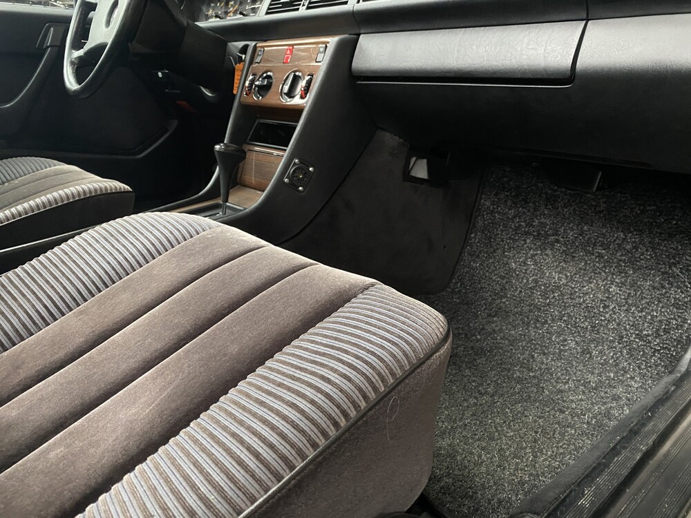 Mercedes-Benz 300CE W124 1989 -Orig. NL-, TV-39-JG