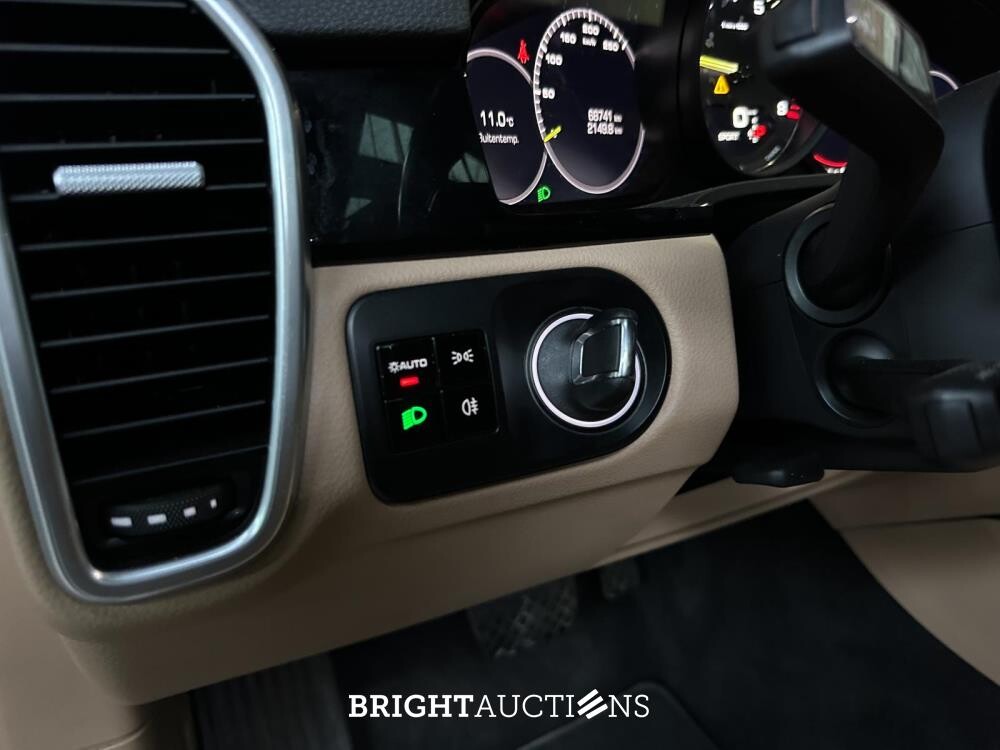 Porsche Cayenne Coupé 3.0 V6 E-Hybrid Sport-Chrono 462PS 2020, GTF-64-G
