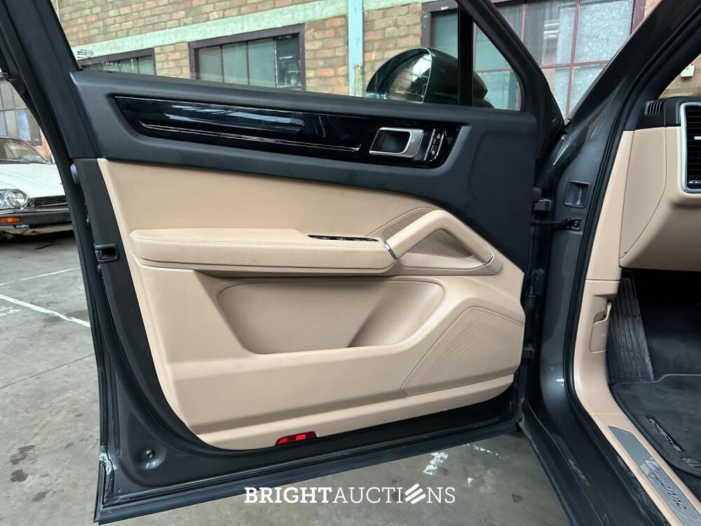 Porsche Cayenne Coupé 3.0 V6 E-Hybrid Sport-Chrono 462PS 2020, GTF-64-G
