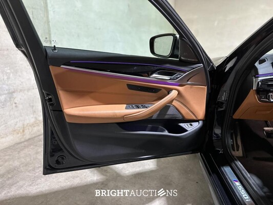 BMW M550i xDrive 4.4 V8 High Executive M-Sport 530pk 2020 5-serie G30, L-618-KL