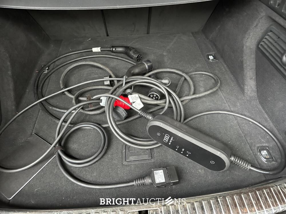 Audi e-tron 55 quattro Business edition 95 kWh 408pk 2020 (Origineel-NL+1e eigenaar), K-611-KJ