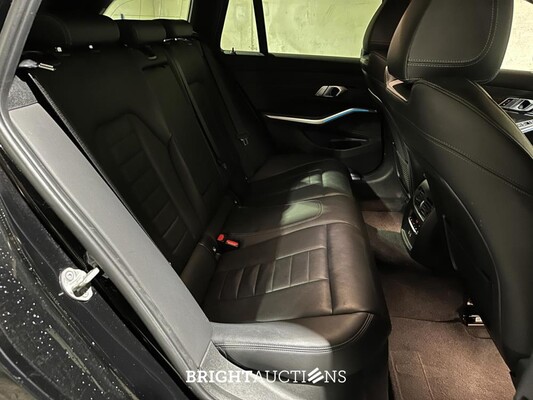 BMW 330e Touring Business Edition Plus 184hp 2021 3-series (Original-NL + 1st Owner) L-480-TL