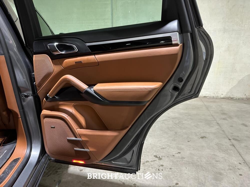 Porsche Cayenne Turbo 4.8 V8 520hp 2017 Sport-Chrono