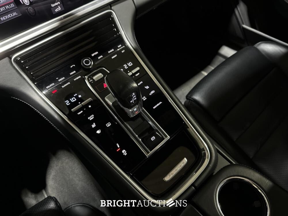 Porsche Panamera Sport Turismo  4 E-Hybrid 2.9 V6 462pk 2018, L-703-KR