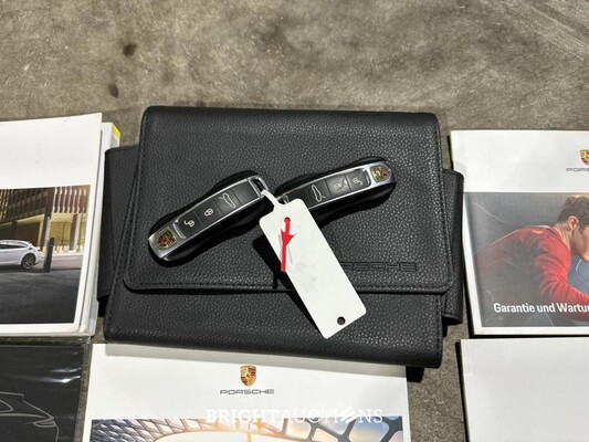 Porsche Panamera Sport Turismo  4 E-Hybrid 2.9 V6 462pk 2018, L-703-KR