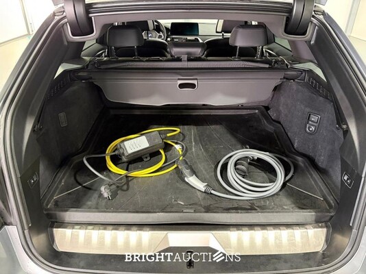 BMW 530e Touring  Business Edition Plus M-pakket 292pk 2023 (Origineel-NL) 5-Serie, S-330-LL