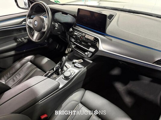 BMW 530e Touring Business Edition Plus M-Pakket 292pk 2023 (Origineel-NL) 5-Serie, S-330-LL