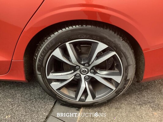 Volvo V60 B3 R-Design 2.0 163pk 2021 (Origineel-NL), L-711-FN