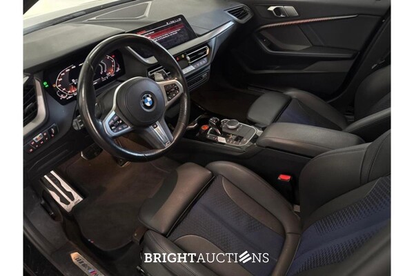 BMW M135 i Business Edition xDrive 306pk 2021 (Origineel-NL) 1-Serie, N-977-HZ