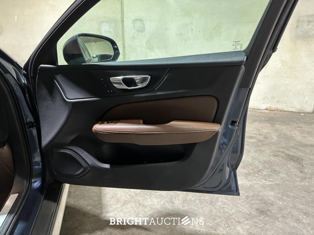 Volvo V60 Cross country Soft Hybride 2.0 B5 AWD pro 261pk 2020 (Origineel-NL), J-188-VT