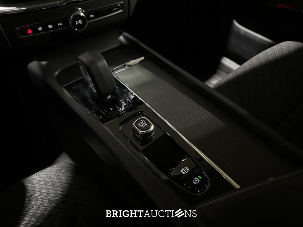 Volvo XC60 2.0 T6 Plug-in hybrid AWD Core Bright 253hp 2027 (Original-NL+1st owner), S-190-RP