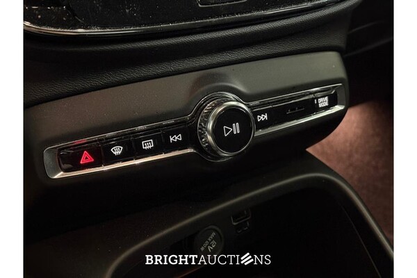 Volvo XC40 T2 Momentum Business 1.5 129pk 2022 (Origineel-NL), P-731-XB