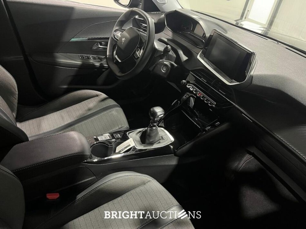 Peugeot 2008 100 Allure 1.2 PureTech 102hp 2022 (Original-NL), P-689-GX