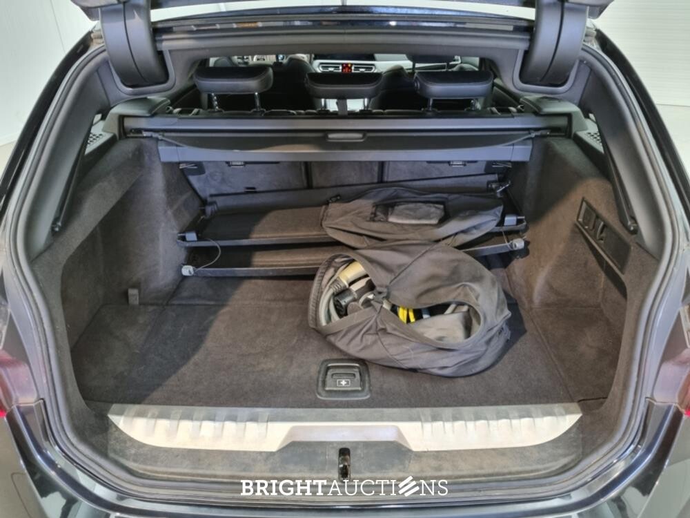 BMW 330e 3-serie Touring Business Edition Plus 296pk 2021 (Origineel-NL) 3-Serie, K-474-XH