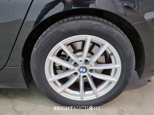 BMW 330e 3-serie Touring Business Edition Plus 296pk 2021 (Origineel-NL) 3-Serie, K-474-XH