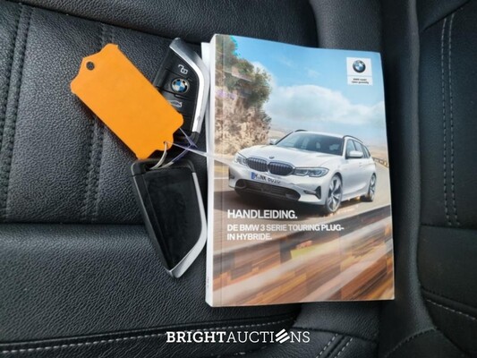 BMW 330e 3-serie Touring Business Edition Plus 296pk 2021 (Origineel-NL) 3-Serie, K-474-XH