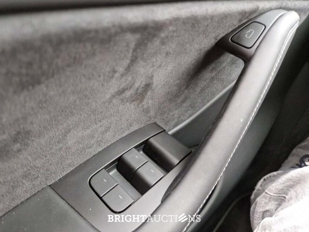 Tesla Model Y Long Range RWD 347pk 2025, 2GRZ915