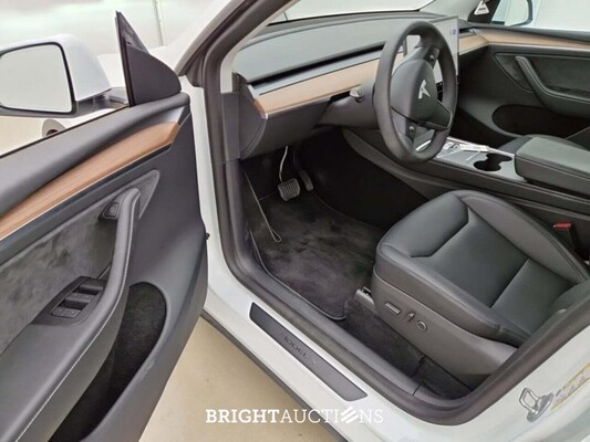 Tesla Model Y Long Range RWD 347pk 2025, 2GRZ915