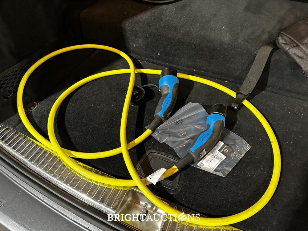 Mercedes-Benz E300 e Business Solution AMG 320hp 2022 (Original-NL & 1 Owner) Plug-In Hybrid E-Klasse T-Modell 9G-TRONIC, N-863-TR