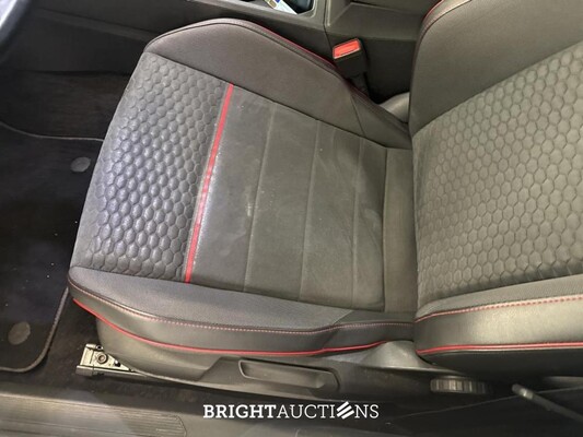 Volkswagen Golf GTI 2.0 TSI 301pk 2022, T-094-HR