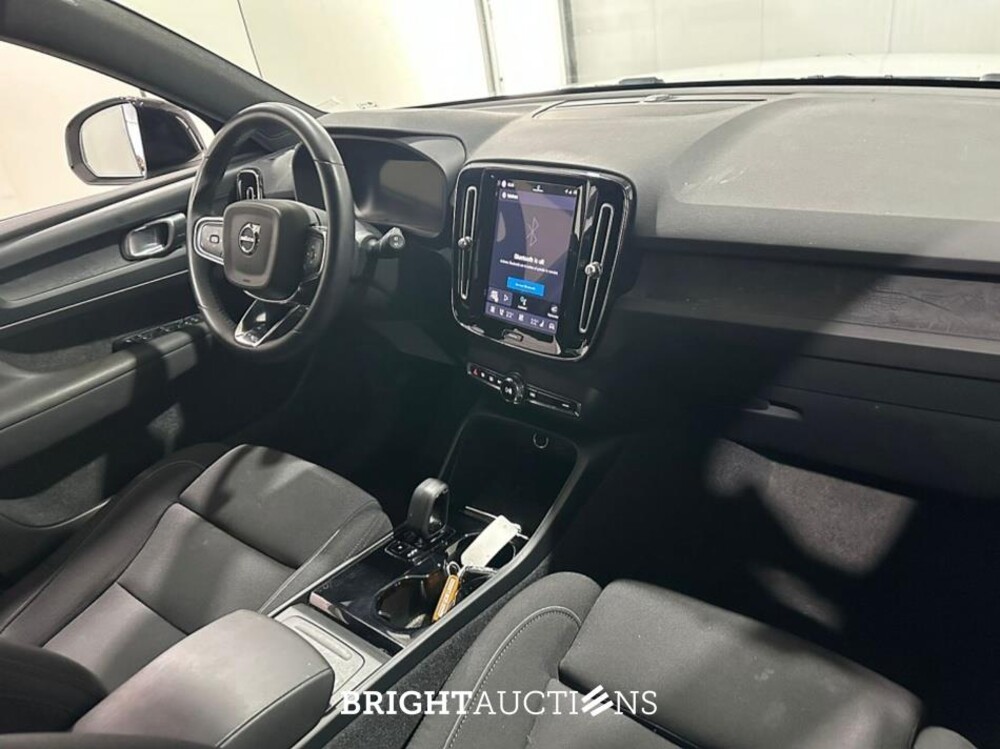 Volvo XC40 Recharge Core 70 kWh 231pk 2023 (Origineel-NL), S-302-PT