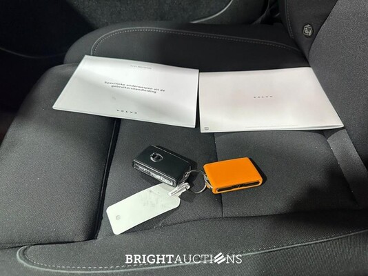 Volvo XC40 Recharge Core 70 kWh 231pk 2023 (Origineel-NL), S-302-PT